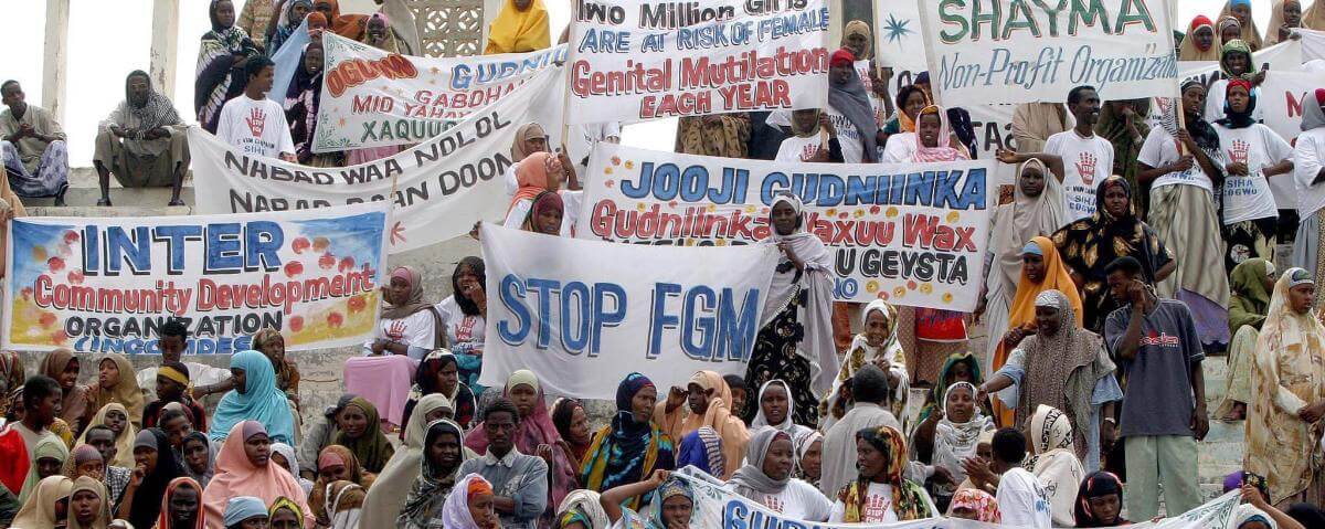 Mujeres protestando en contra de la mutilación genital femenina